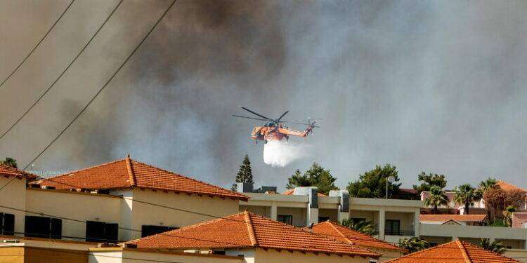 Grecia: fiamme ancora fuori controllo sull’isola di Rodi