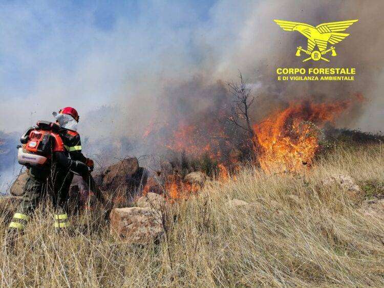 Vasto incendio a Siliqua, in azione anche l’elicottero del Corpo Forestale