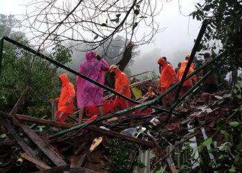 Almeno 16 morti per una frana in India, decine di dispersi