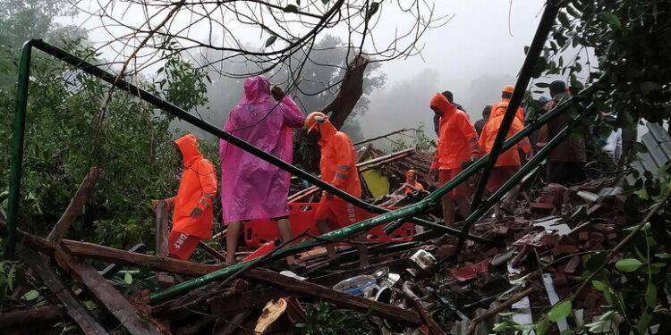 Almeno 16 morti per una frana in India, decine di dispersi