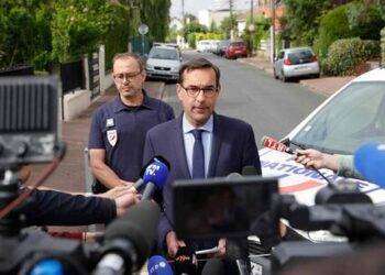 Francia, lanciata auto contro la casa di un sindaco