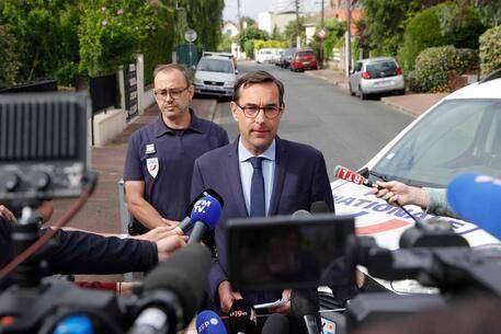 Francia, lanciata auto contro la casa di un sindaco