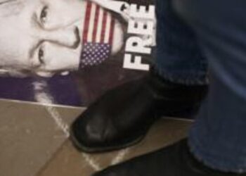 Assange, Di Battista: “Da settembre mio monologo in tutta Italia”