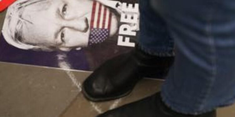 Assange, Di Battista: “Da settembre mio monologo in tutta Italia”