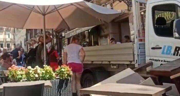 Furgone su tavolini a Cagliari, multa e stop patente per autista