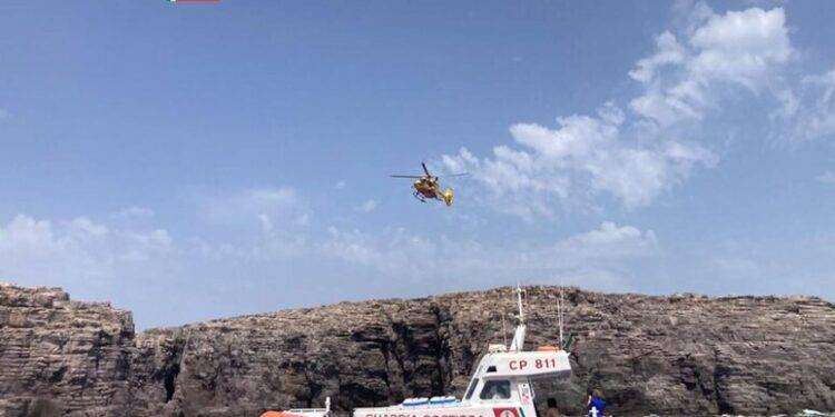 Turista 22enne ferita dopo tuffo dagli scogli a Carloforte