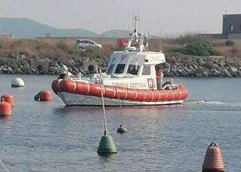 Barca a vela alla deriva nel golfo di Oristano, dieci in salvo