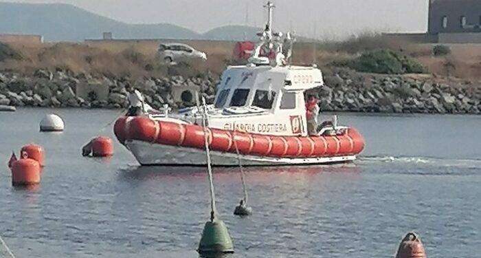 Barca a vela alla deriva nel golfo di Oristano, dieci in salvo