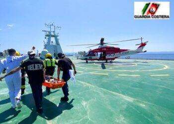 Malore sul traghetto, passeggero soccorso con l’elicottero