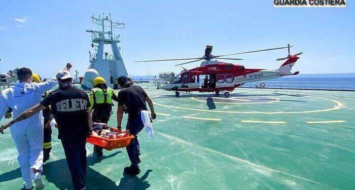 Malore sul traghetto, passeggero soccorso con l’elicottero