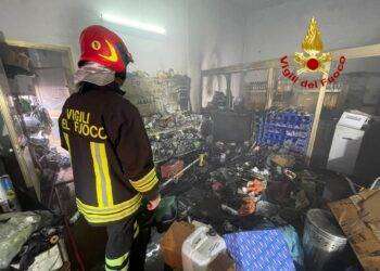 Nuoro, fiamme in un officina: intervento dei Vigili del fuoco