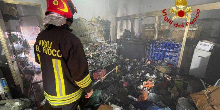 Nuoro, fiamme in un officina: intervento dei Vigili del fuoco