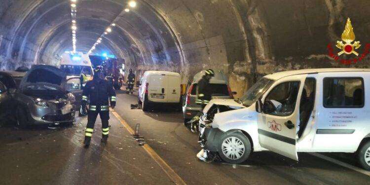 Grave incidente stradale sulla 131 Dcn: scontro tra 4 auto