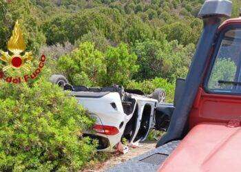 Scontro tra due auto, i Vigili del Fuoco estraggono una persona dalle lamiere