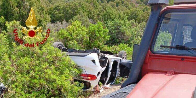 Scontro tra due auto, i Vigili del Fuoco estraggono una persona dalle lamiere