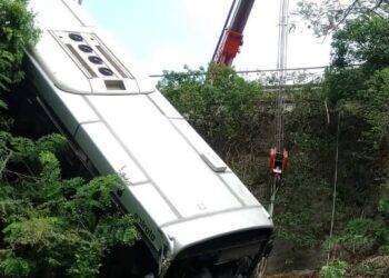 Savona, autobus finisce in un dirupo, soccorse due persone