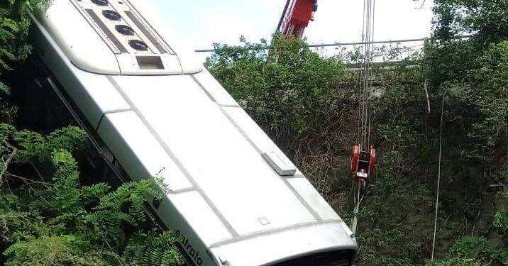 Savona, autobus finisce in un dirupo, soccorse due persone