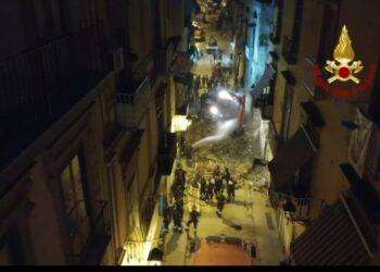 Torre del Greco (NA), crolla ala palazzina: il lavoro notturno dei Vigili del Fuoco