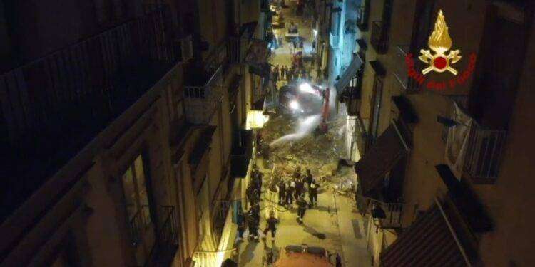 Torre del Greco (NA), crolla ala palazzina: il lavoro notturno dei Vigili del Fuoco