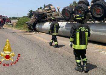 Camion di ribalta a Terralba, intervento dei Vigili del Fuoco