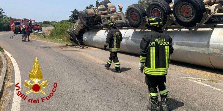Camion di ribalta a Terralba, intervento dei Vigili del Fuoco