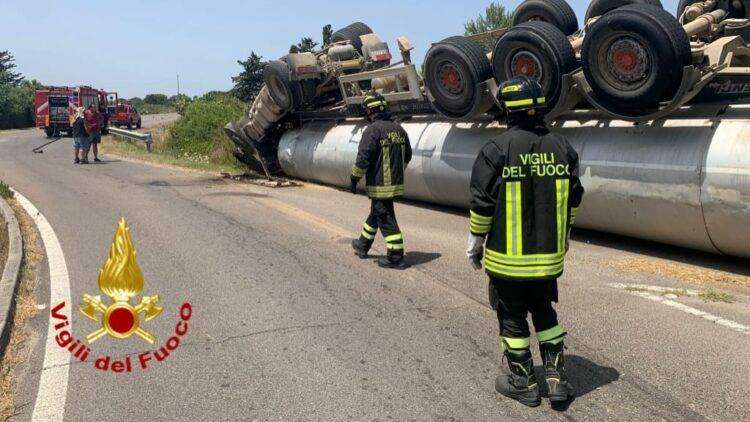 Camion di ribalta a Terralba, intervento dei Vigili del Fuoco