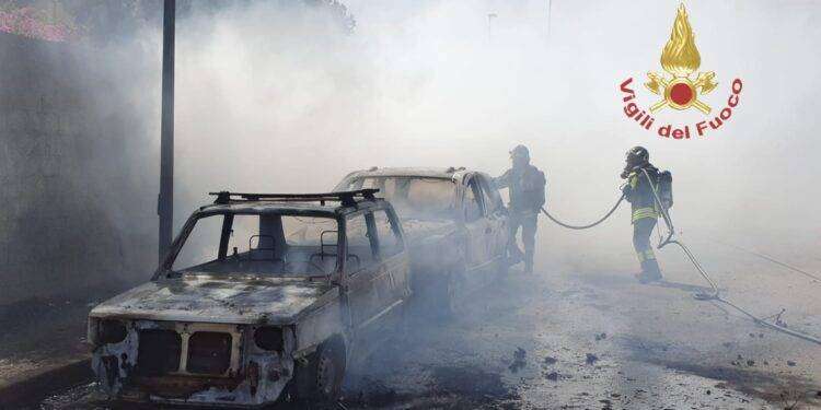 Capoterra, fiamme distruggono due auto e la vegetazione