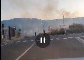 Capoterra, fiamme vicine alle case