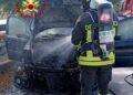 Paura a Nuoro, auto prende fuoco