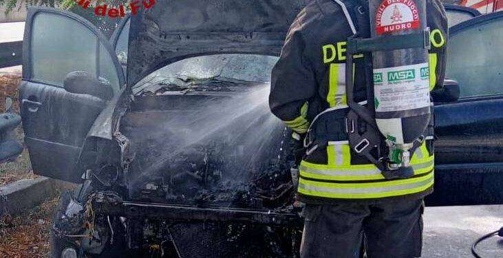 Paura a Nuoro, auto prende fuoco