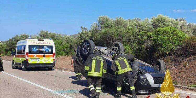 Scontro tra due auto, due feriti tra cui un minore