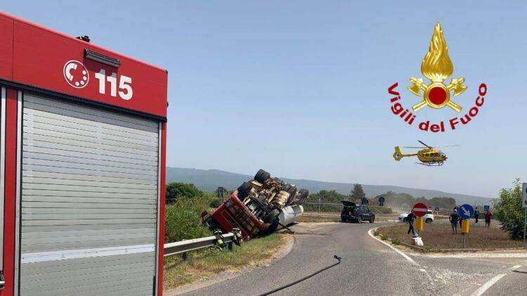 Camion di ribalta a Terralba, intervento dei Vigili del Fuoco