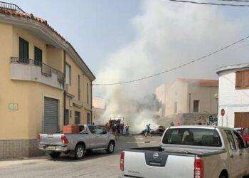 Rotoballe di fieno a fuoco, paura in centro a Lula