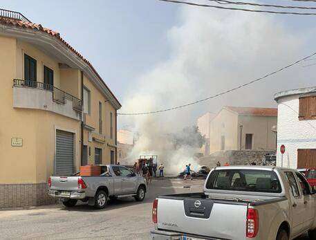 Rotoballe di fieno a fuoco, paura in centro a Lula