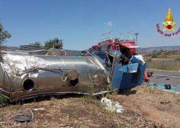Finisce fuori strada con il camion, estratto dalle lamiere