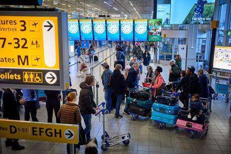 Ad aeroporto Amsterdam cancellati 300 voli per maltempo
