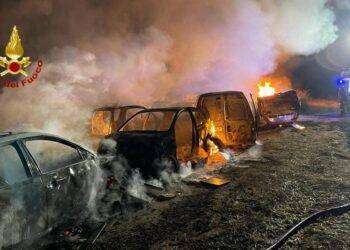Notte di fuoco a Sestu: in fiamme auto in deposito abusivo