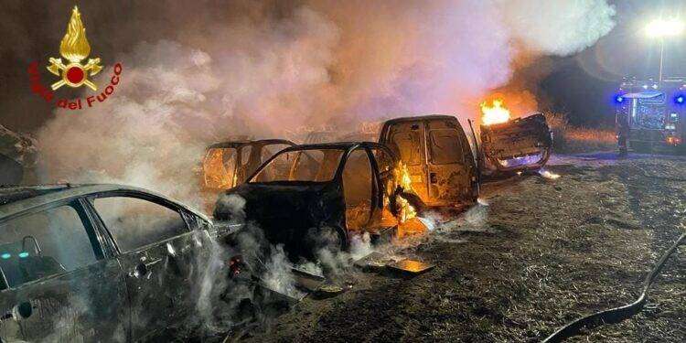 Notte di fuoco a Sestu: in fiamme auto in deposito abusivo