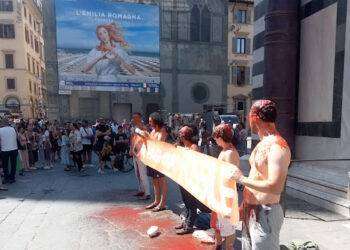 Ultima Generazione Firenze, 5 cittadini si versano vernice rossa davanti al Battistero