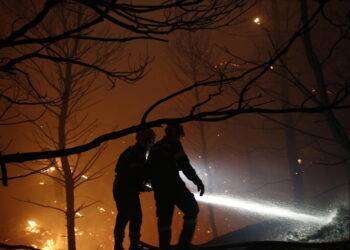 Gli incendi colpiscono anche Eubea, precipita un aereo di soccorso