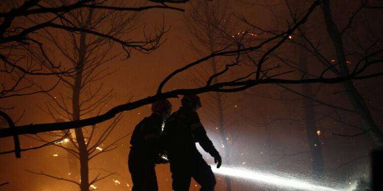Gli incendi colpiscono anche Eubea, precipita un aereo di soccorso