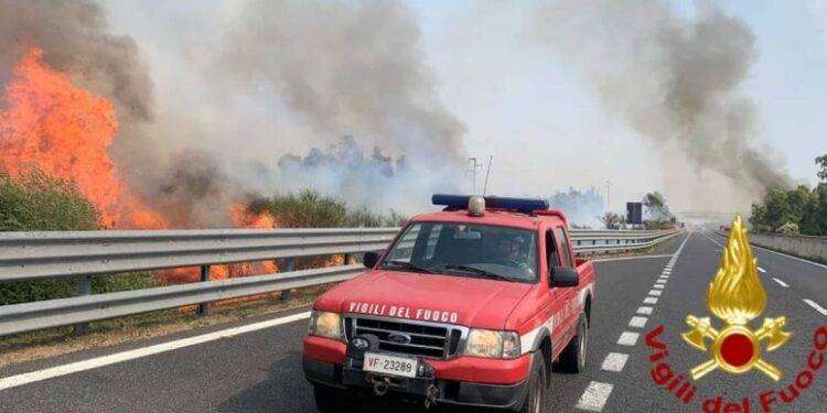 Fiamme sulla ‘Carlo Felice’, statale in Sardegna chiusa per ore