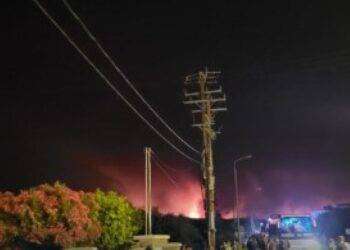 Notte di angoscia a Rodi e Corfù, le fiamme avanzano