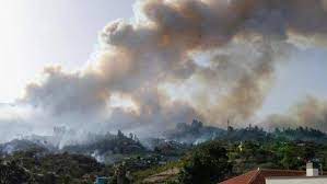 Vastissimo incendio nelle isole Canarie: difficile domarlo