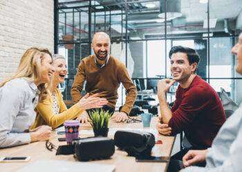 Ridere con i colleghi, il segreto per lavorare meglio