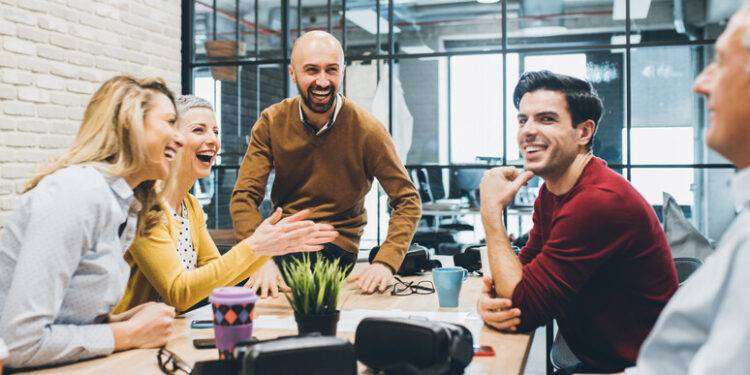 Ridere con i colleghi, il segreto per lavorare meglio
