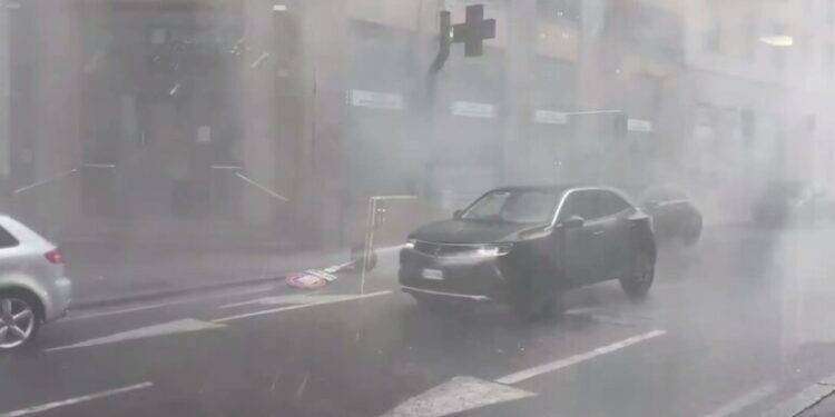 Tempesta a Milano e in Brianza. Bomba d’acqua nel Varesotto