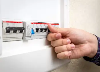 Blackout nel quartiere San Benedetto a Cagliari: la vibrante protesta di commercianti e abitanti