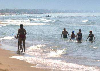 Sabaudia, 19enne salva 5 persone al primo giorno da bagnina