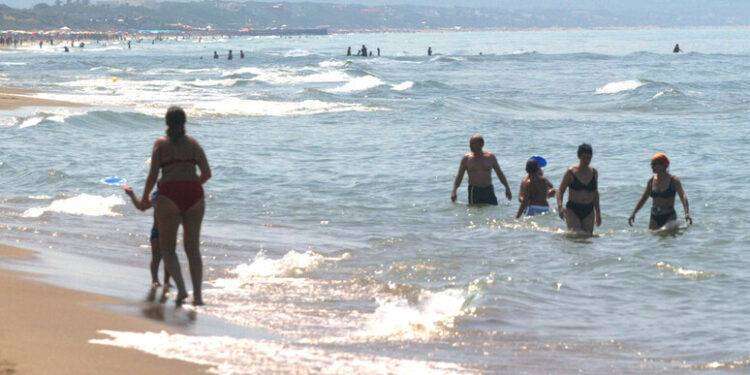 Sabaudia, 19enne salva 5 persone al primo giorno da bagnina